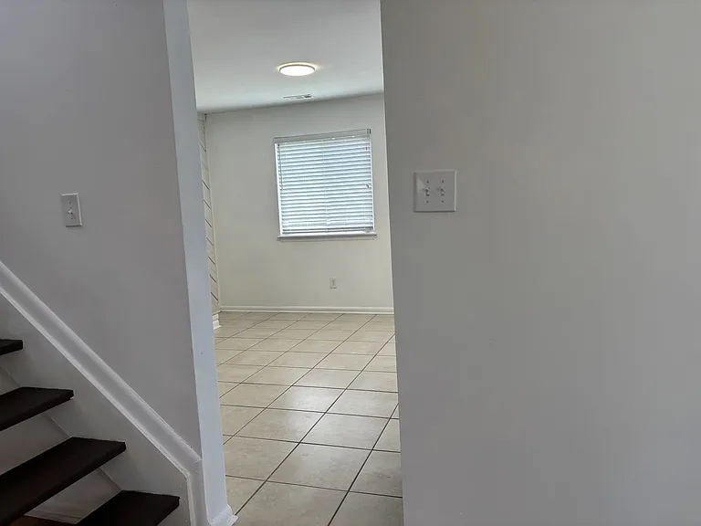 1372 Riverside Dr — Photo 3