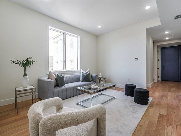2nd image of 39 Boyd Ave #Penthouse 4