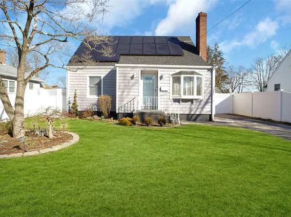 51 Jefferson St, East Islip, NY 11730