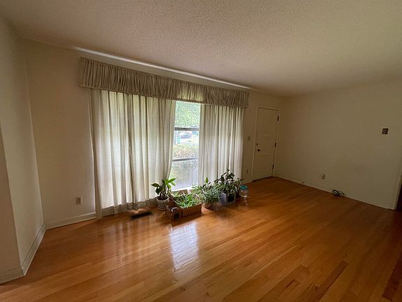 3rd image of 835 Brookfield Ave