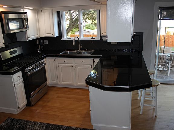 Kitchen:TiledGraniteCounters
