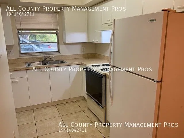 Near SRQ and Colleges / Pet Friendly / Great Location / Spacious / Laundry — Photo 4