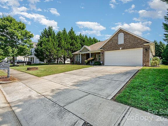 3rd image of 812 Shillington Ln
