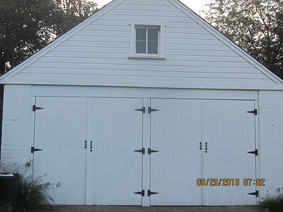 Garage with mechanic pit