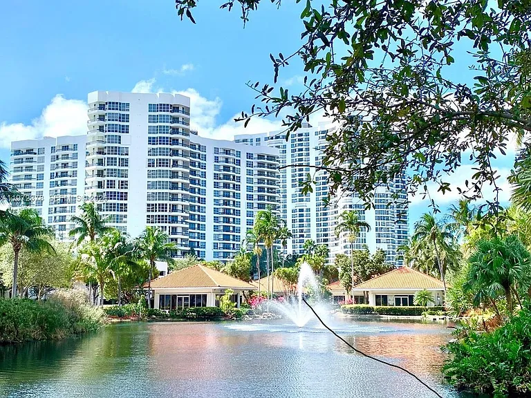3600 Mystic Pointe Dr #815 — Photo 22