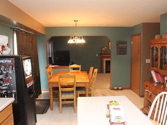4th image of 218 W Aberdeen Dr