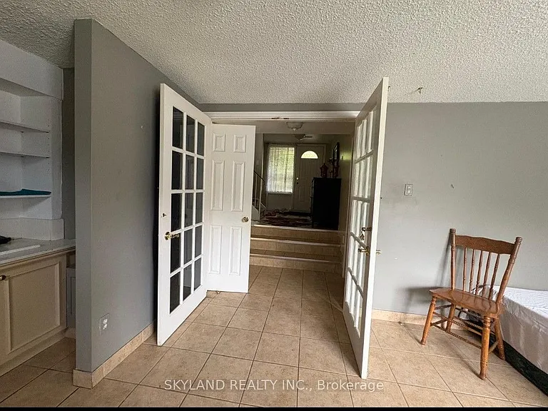 98 Henderson Dr — Photo 8