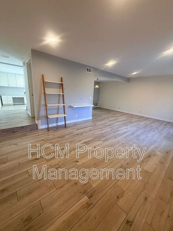 3 bed, 2.5 bath, 1656 sqft, $4,100 — Photo 2