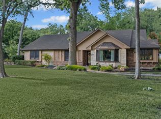 107 Forest Brook St, Oak Leaf, TX 75154