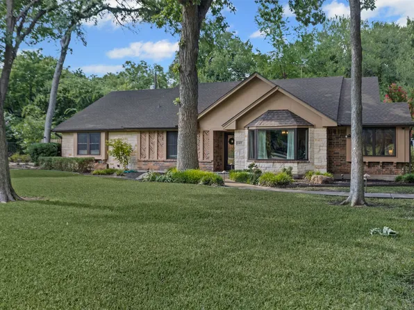 107 Forest Brook St, Oak Leaf, TX 75154