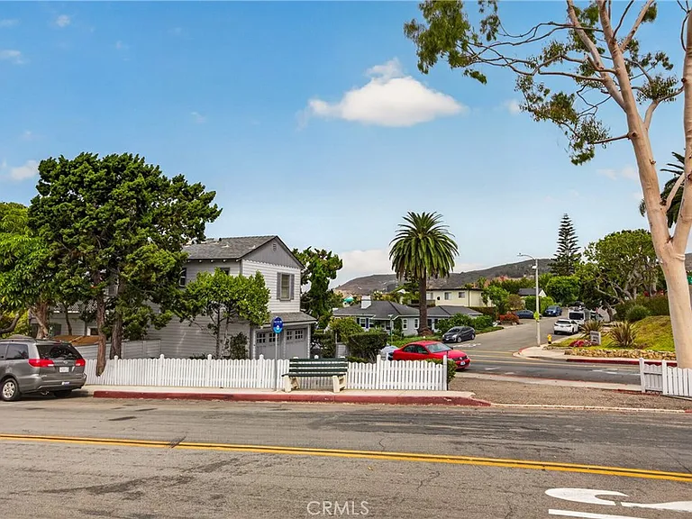 581 Park Ave — Photo 26