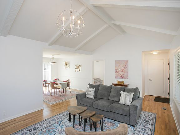 5th image of 814 Williamsburg West Dr