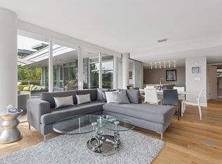 908 Keith Rd #201, West Vancouver, BC V7T1M3