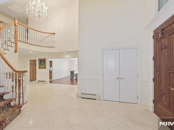 5th image of 17 W Bayview Avenue