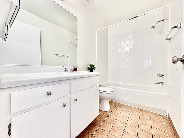 1226 E 7th St #1 — Photo 9