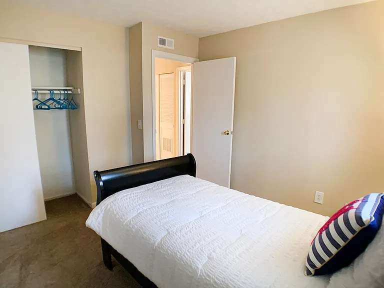 Oakwood Apartments — Photo 37