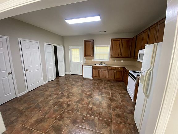 4th image of 2316 Summerville Rd APT A