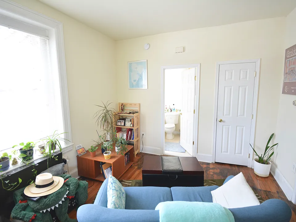 253 W Hansberry St #1F