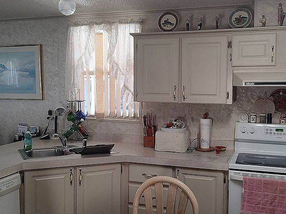 4th image of 391 Ashley Dr