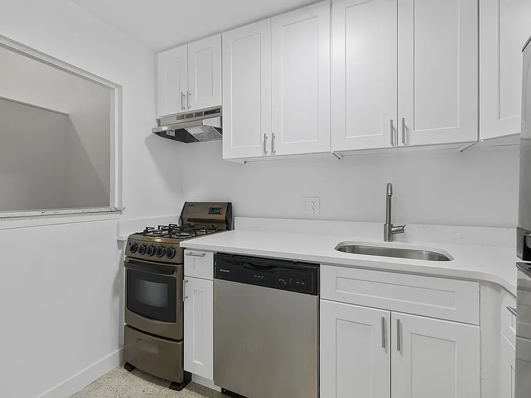 123 E 54th St #7F — Photo 2