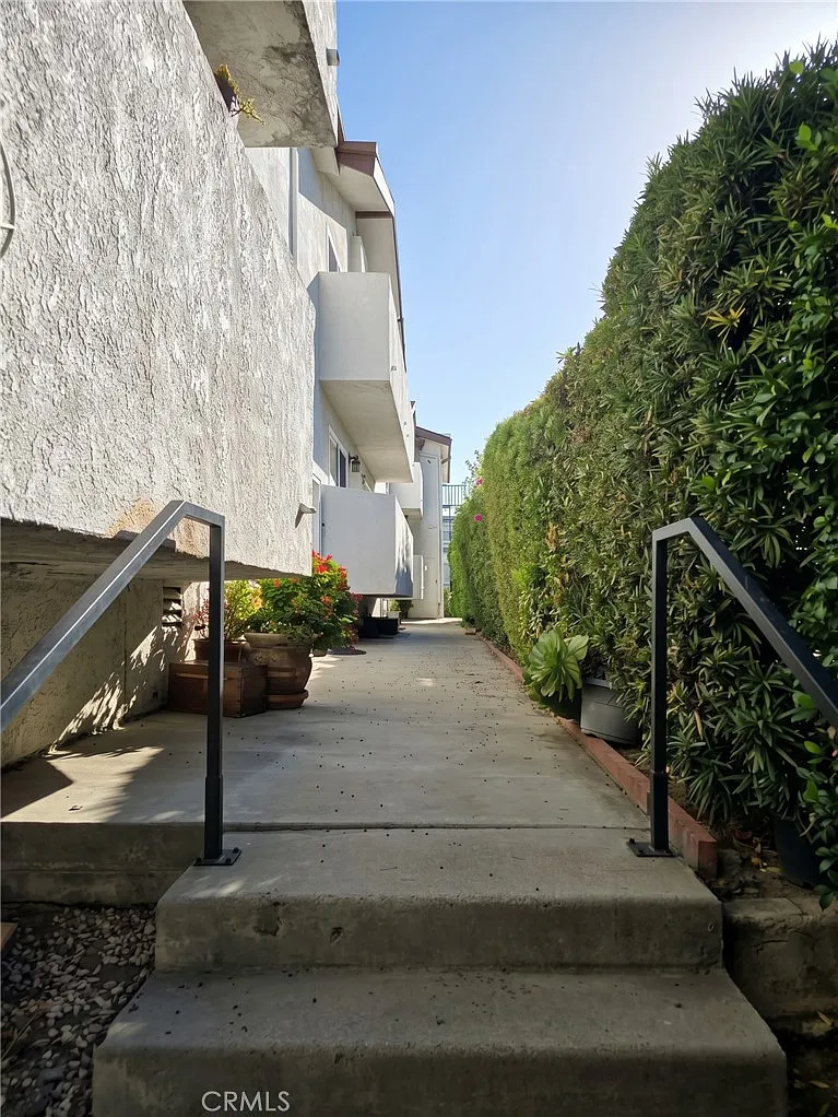 2 bed, 2.5 bath, 1064 sqft, $3,200 — Photo 2