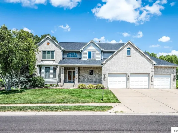 1206 Norton Dr, Papillion, NE 68046