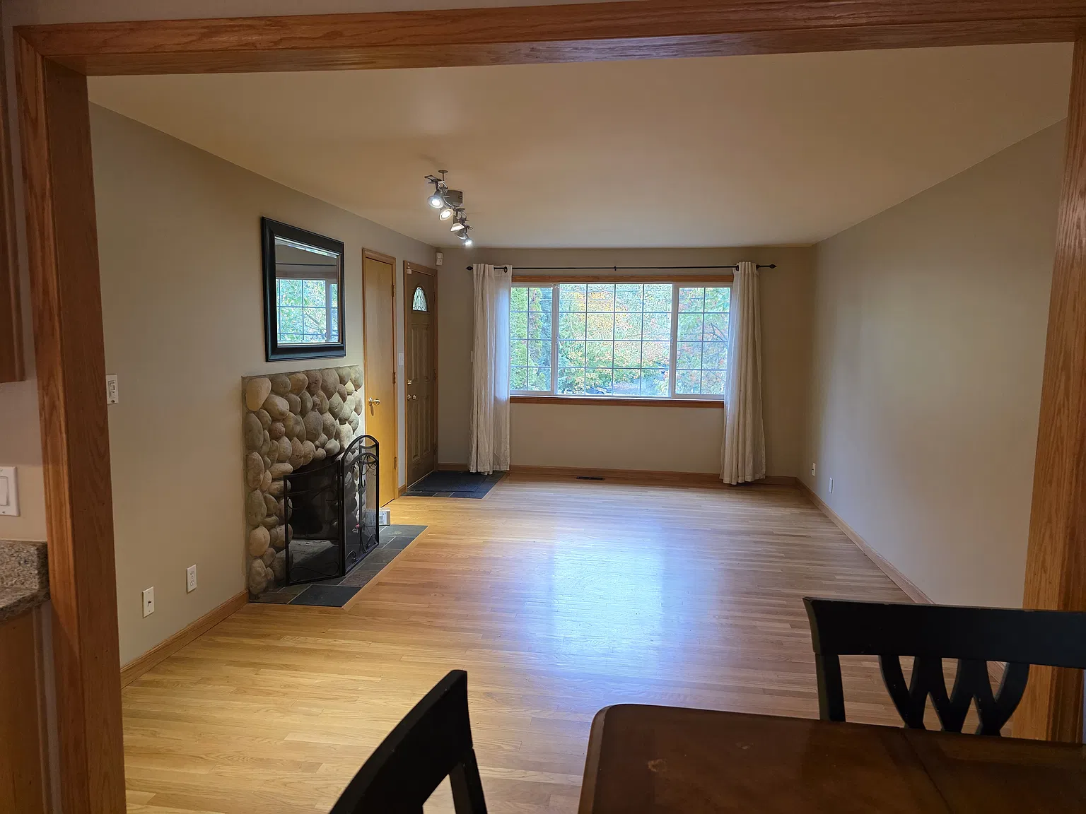 4 bed, 1885 sqft, $3,500 — Photo 3