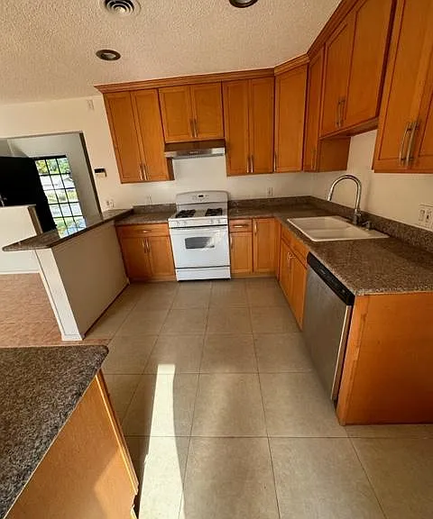 1642 W Brookdale Pl — Photo 3