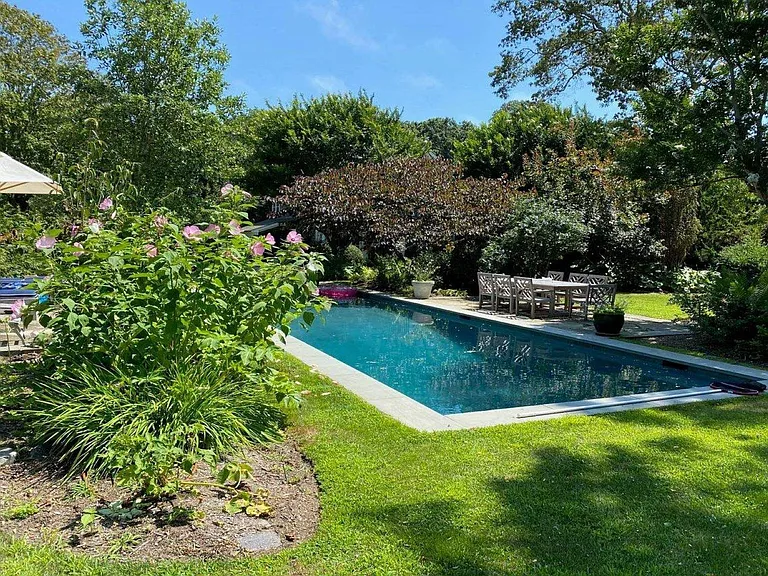 17 Wainscott Stone Rd — Photo 1