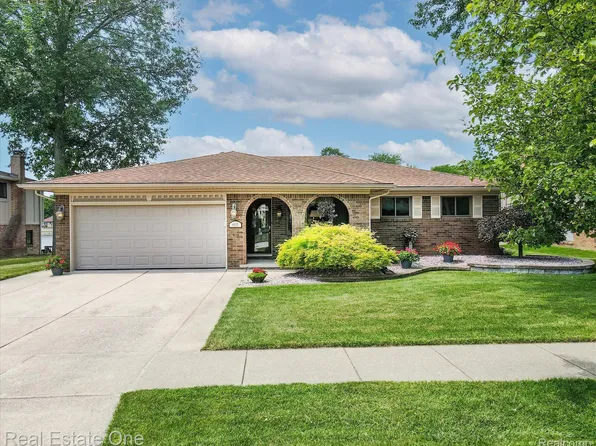6845 Little Creek Dr, Troy, MI 48085