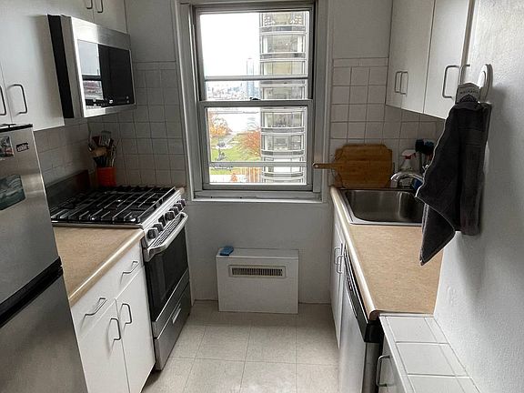 3rd image of 333 E 46th St #14H