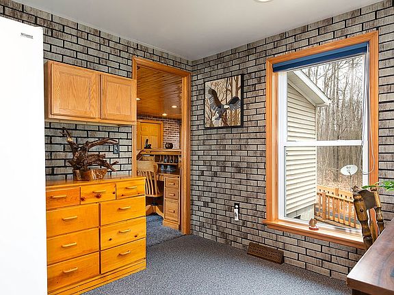 Bright entry w/closet