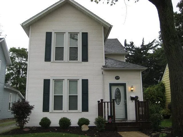 239 Elm St photo 1