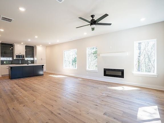 3rd image of 13 Hillborough Ln
