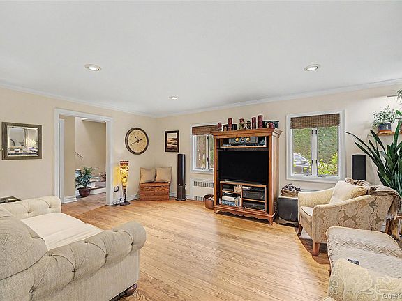 4th image of 229 Berry Hill Road