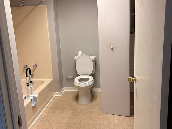 4th image of 521 Walnut St