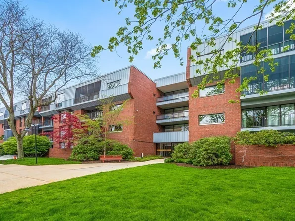 75 Grove St APT 422, Wellesley, MA 02482
