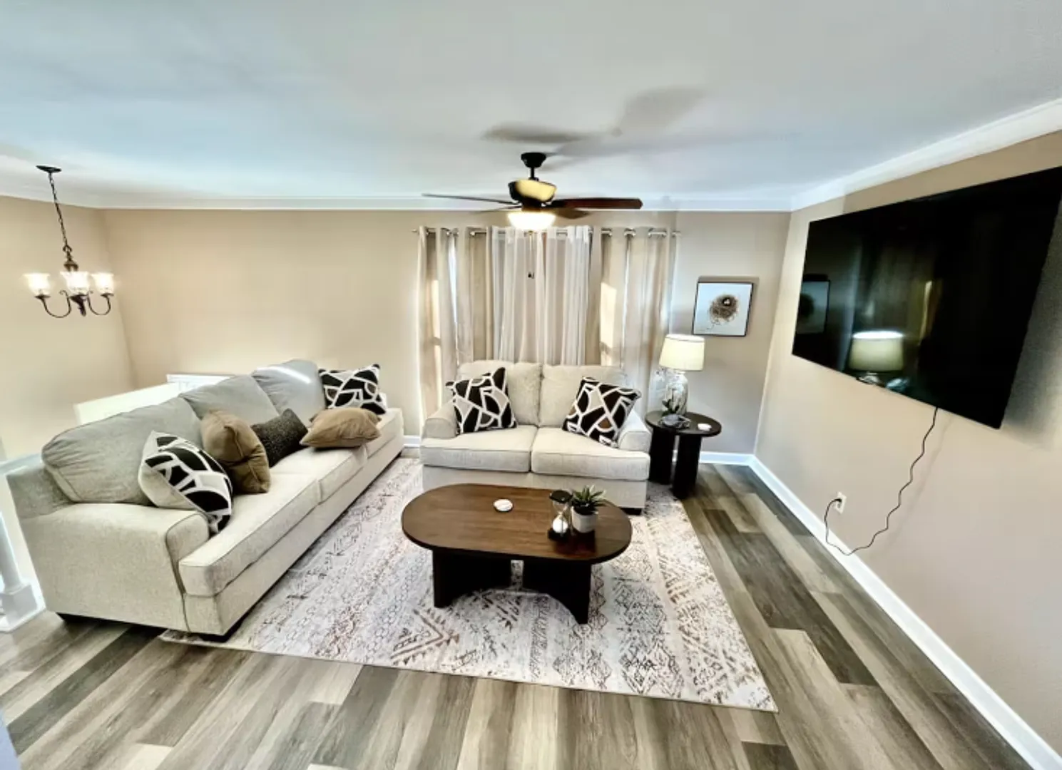 Spacious 3 Bedroom with Outdoor Pool in Mason — Photo 2