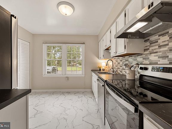3rd image of 3027 Creel Ct