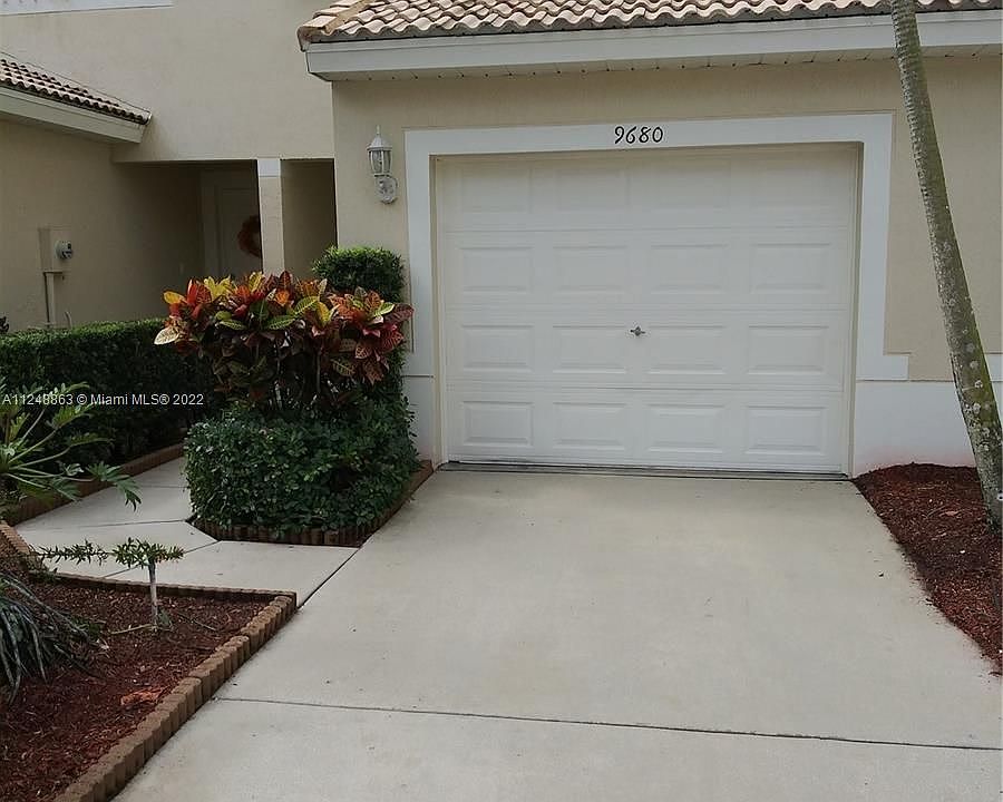 1st image of 9680 Lago Dr