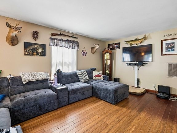 2nd image of 2 Elizabeth Pl