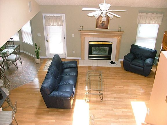 Vaulted great room w/2 skylights, beautiul hardwood floors, fireplace w/gas lo