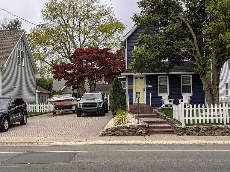 1121 Bay Ave — Photo 2