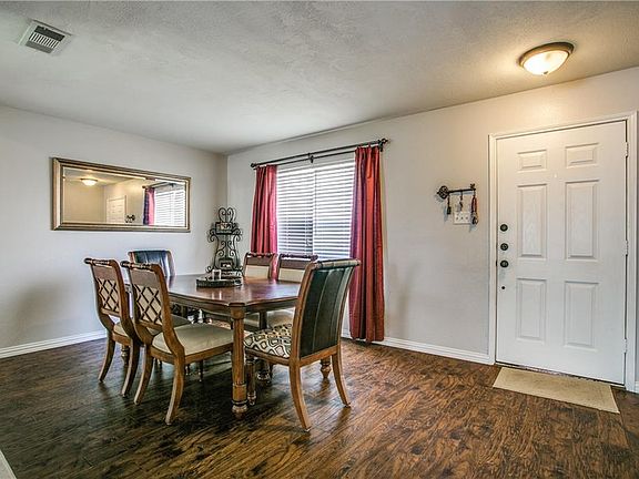 3rd image of 932 Peacock Dr