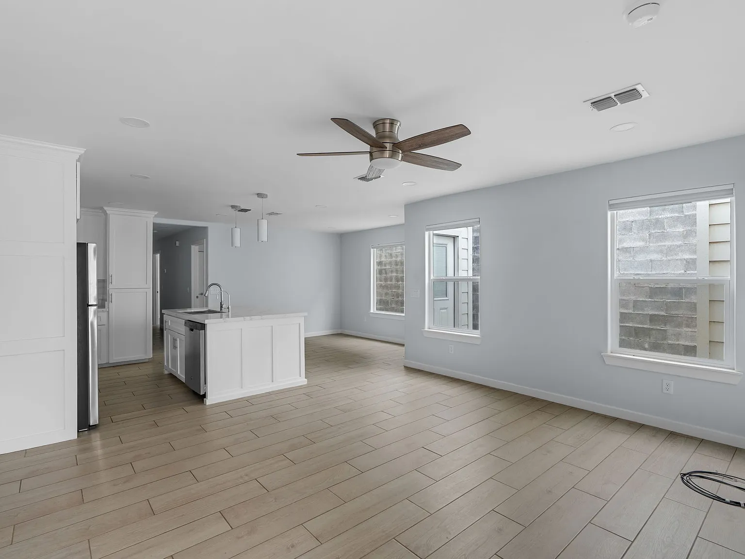 3 bed, 1227 sqft, $1,600 — Photo 2