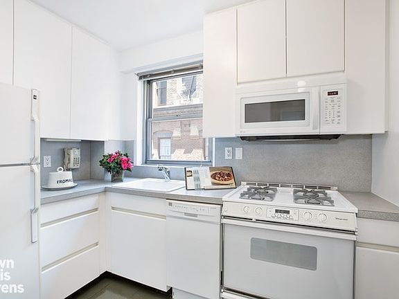 4th image of 15 W 72nd St APT 11L