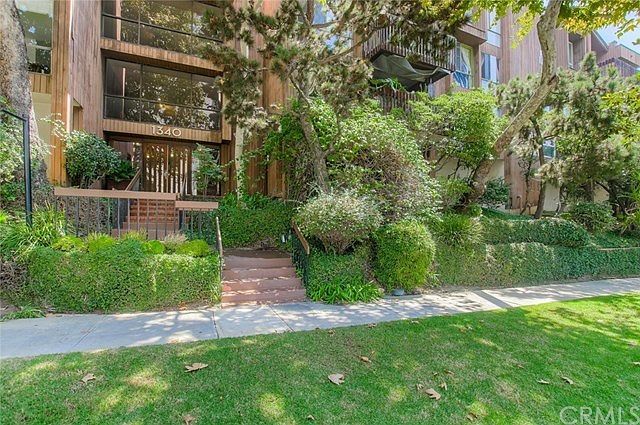 Welcome to the Glenridge Condo Complex conveniently located with close proximity to shopping, restaurants, entertainment and UCLA.