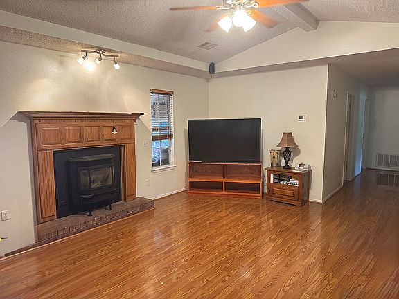 2nd image of 1008 Porter Pl