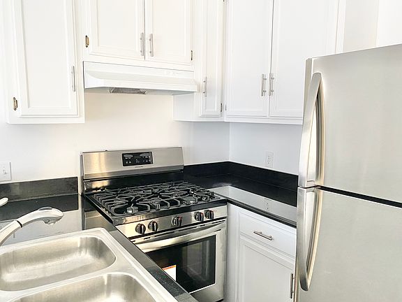 3rd image of 833 S Berendo St #401A