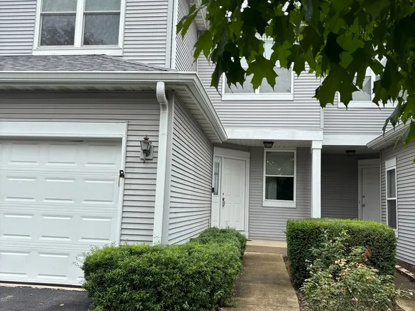 168 Woodland Cir, North Aurora, IL 60542